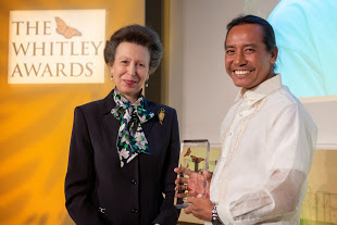 Philippine eagle conservationist Jayson Ibañez accepts the Whitley Award  from HRH The Princess Royal (Photo courtesy of WFN)